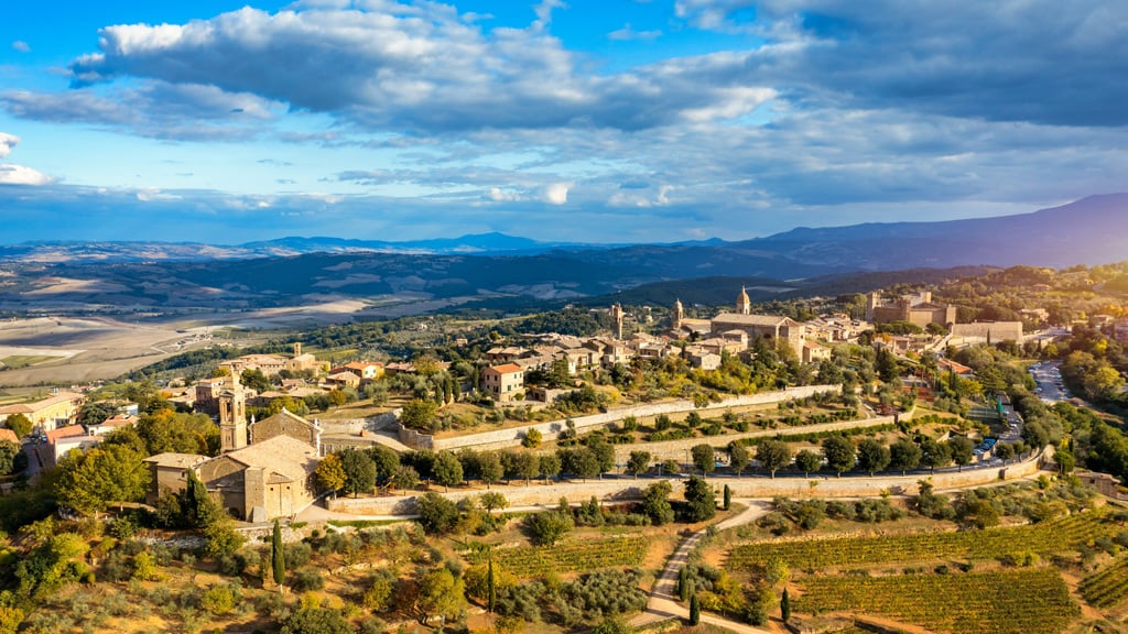 la collina di Montalcino e i vigneti di Brunello